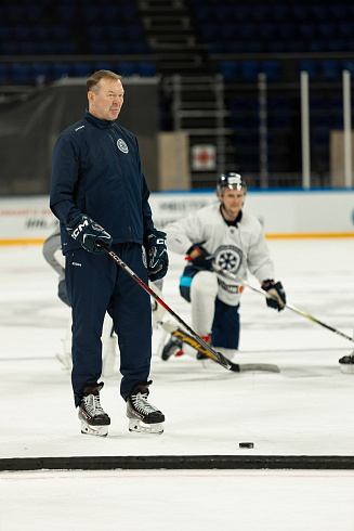 Шайбу, шайбу сибирские хоккеисты! 