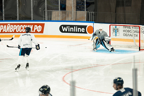 Шайбу, шайбу сибирские хоккеисты! 