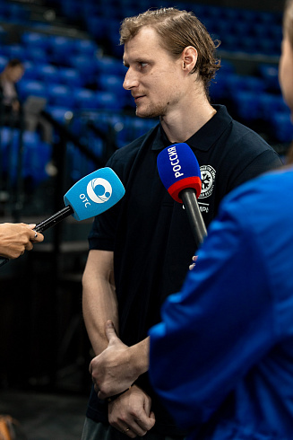 Шайбу, шайбу сибирские хоккеисты! 