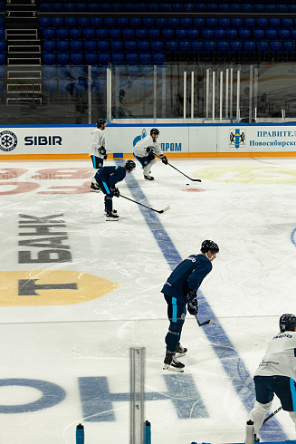 Шайбу, шайбу сибирские хоккеисты! 