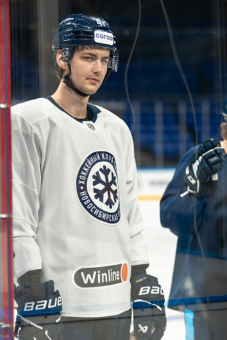 Шайбу, шайбу сибирские хоккеисты! 