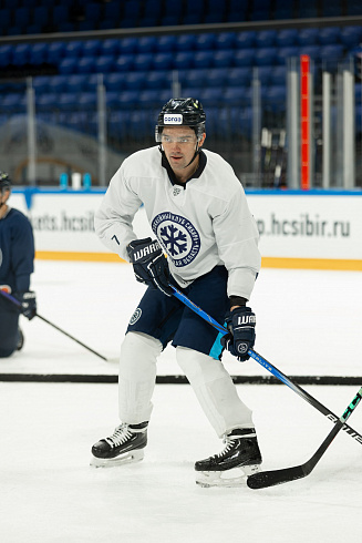 Шайбу, шайбу сибирские хоккеисты! 