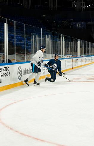 Шайбу, шайбу сибирские хоккеисты! 