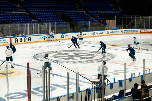 Шайбу, шайбу сибирские хоккеисты! 