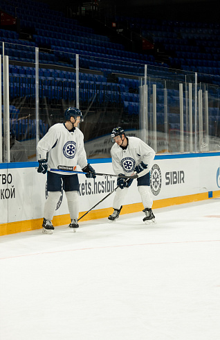 Шайбу, шайбу сибирские хоккеисты! 