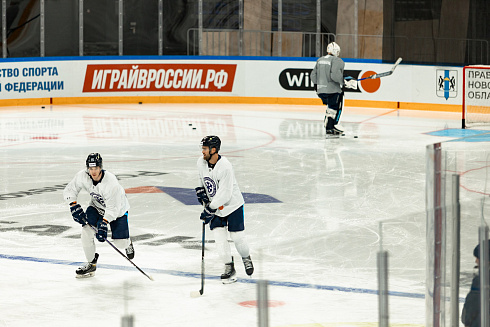 Шайбу, шайбу сибирские хоккеисты! 