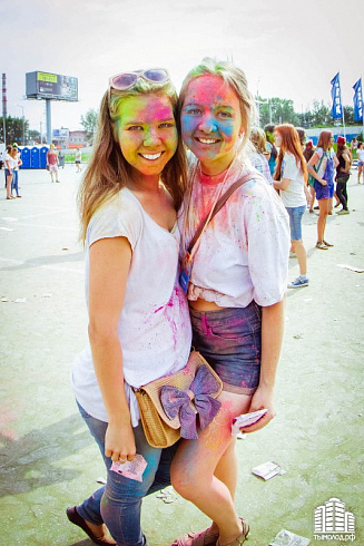 Фестиваль красок "Holi-Day" у ТЦ "МЕГА"