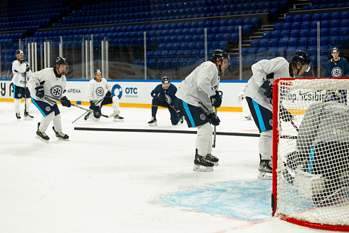 Шайбу, шайбу сибирские хоккеисты! 
