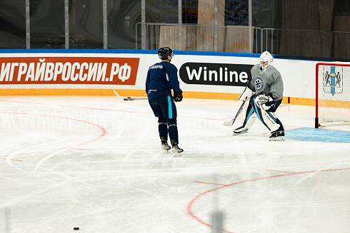 Шайбу, шайбу сибирские хоккеисты! 