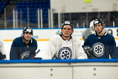 Шайбу, шайбу сибирские хоккеисты! 