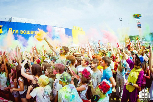 Фестиваль красок "Holi-Day" у ТЦ "МЕГА"