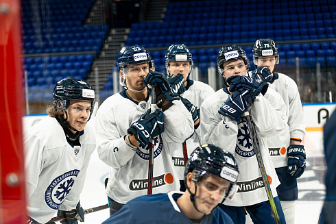 Шайбу, шайбу сибирские хоккеисты! 