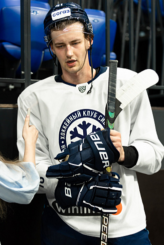 Шайбу, шайбу сибирские хоккеисты! 