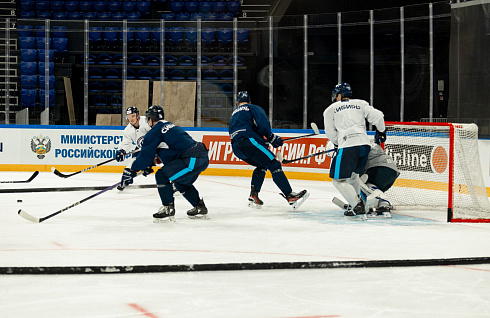 Шайбу, шайбу сибирские хоккеисты! 