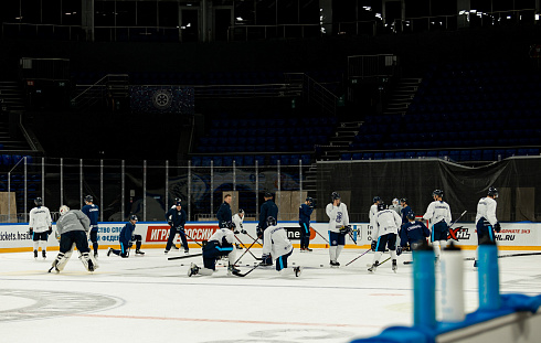 Шайбу, шайбу сибирские хоккеисты! 