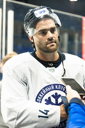 Шайбу, шайбу сибирские хоккеисты! 