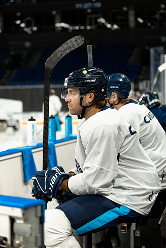 Шайбу, шайбу сибирские хоккеисты! 