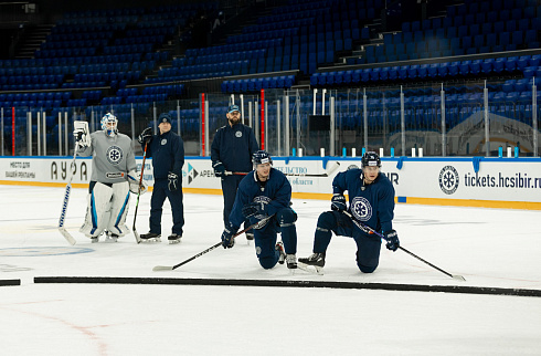 Шайбу, шайбу сибирские хоккеисты! 