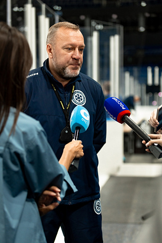 Шайбу, шайбу сибирские хоккеисты! 