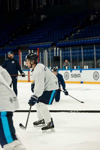 Шайбу, шайбу сибирские хоккеисты! 