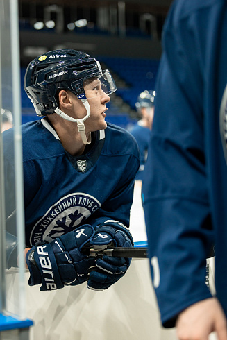 Шайбу, шайбу сибирские хоккеисты! 