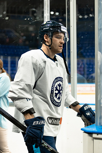 Шайбу, шайбу сибирские хоккеисты! 