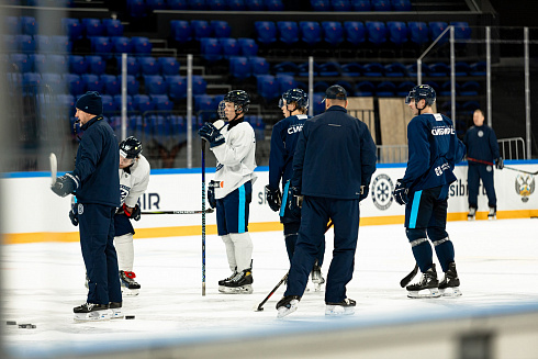 Шайбу, шайбу сибирские хоккеисты! 