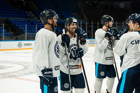 Шайбу, шайбу сибирские хоккеисты! 