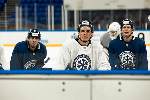 Шайбу, шайбу сибирские хоккеисты! 