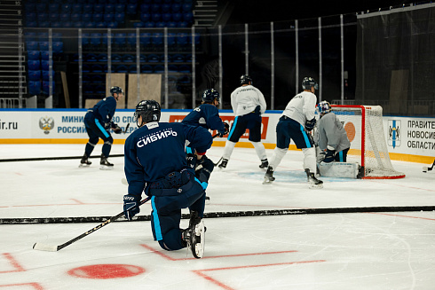 Шайбу, шайбу сибирские хоккеисты! 