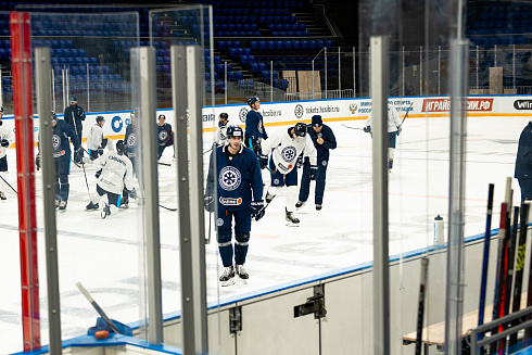 Шайбу, шайбу сибирские хоккеисты! 