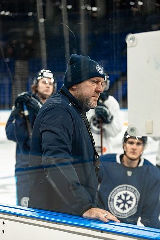 Шайбу, шайбу сибирские хоккеисты! 