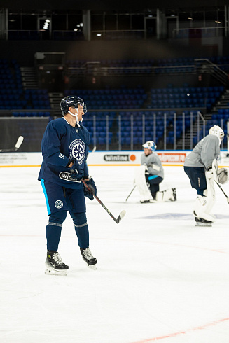 Шайбу, шайбу сибирские хоккеисты! 