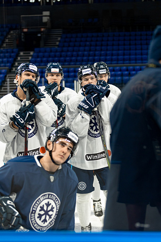 Шайбу, шайбу сибирские хоккеисты! 