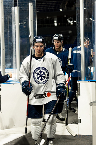 Шайбу, шайбу сибирские хоккеисты! 