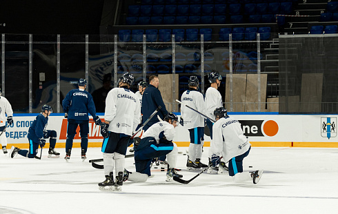 Шайбу, шайбу сибирские хоккеисты! 