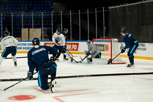 Шайбу, шайбу сибирские хоккеисты! 