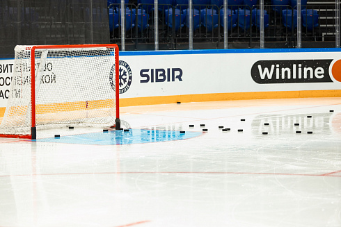 Шайбу, шайбу сибирские хоккеисты! 