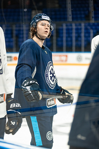 Шайбу, шайбу сибирские хоккеисты! 