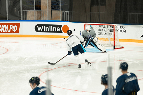 Шайбу, шайбу сибирские хоккеисты! 