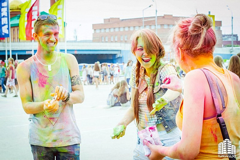 Фестиваль красок "Holi-Day" у ТЦ "МЕГА"