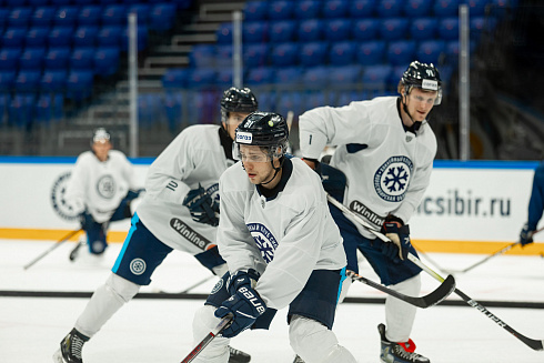 Шайбу, шайбу сибирские хоккеисты! 