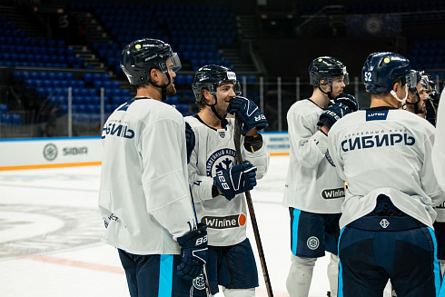 Шайбу, шайбу сибирские хоккеисты! 