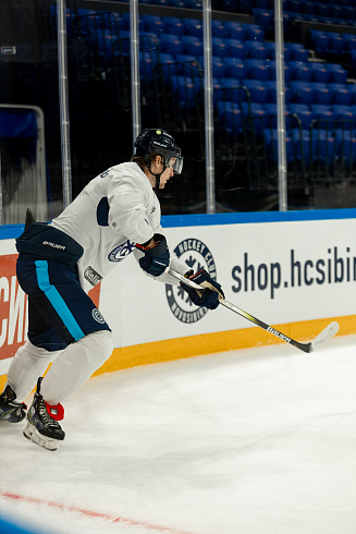 Шайбу, шайбу сибирские хоккеисты! 