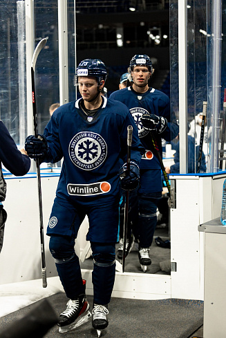 Шайбу, шайбу сибирские хоккеисты! 