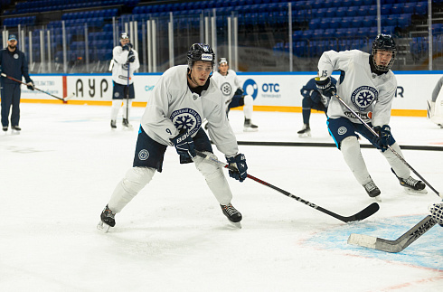 Шайбу, шайбу сибирские хоккеисты! 