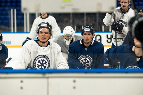 Шайбу, шайбу сибирские хоккеисты! 