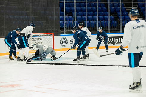 Шайбу, шайбу сибирские хоккеисты! 