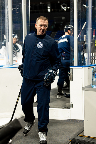 Шайбу, шайбу сибирские хоккеисты! 