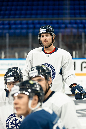 Шайбу, шайбу сибирские хоккеисты! 